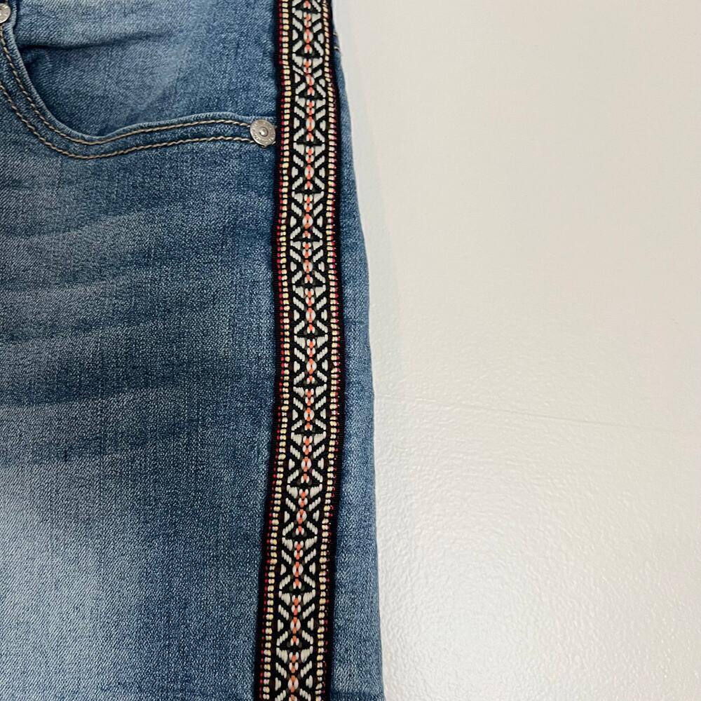 Seven 7 Denim Shorts Embroidered Side Detail Boho Zip Fly High Waist Shorts Sz 6 - Picture 2 of 9